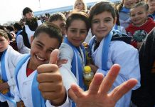 LOS CHICOS DE TODO EL DISTRITO HICIERON LA PROMESA A LA BANDERA