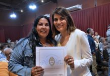 EN EL TEATRO PACHECO VECINOS RECIBIERON SUS ESCRITURAS