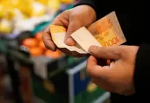 El Gobierno dispuso un aumento del 15 % del salario mínimo y se pagará en cuatro cuotas