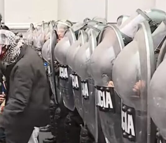 Represión frente al Congreso: hirieron a un fotógrafo y a un jubilado durante una protesta pacífica