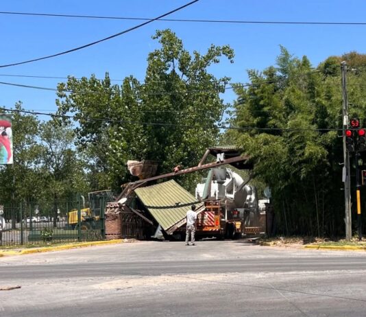 UN CAMIÓN CHOCÓ Y DESTRUYÓ UNA DE LAS PUERTAS DE TEMAIKEN