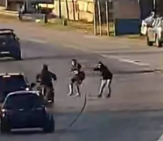 UNA POLICÍA ATOPELLÓ A UN DELINCUENTE PARA EVITAR EL ROBO A MOTOCICLISTA EN LA AUTOPISTA